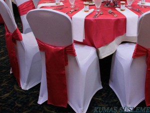 Sandalye lastikli kumaş giydirme